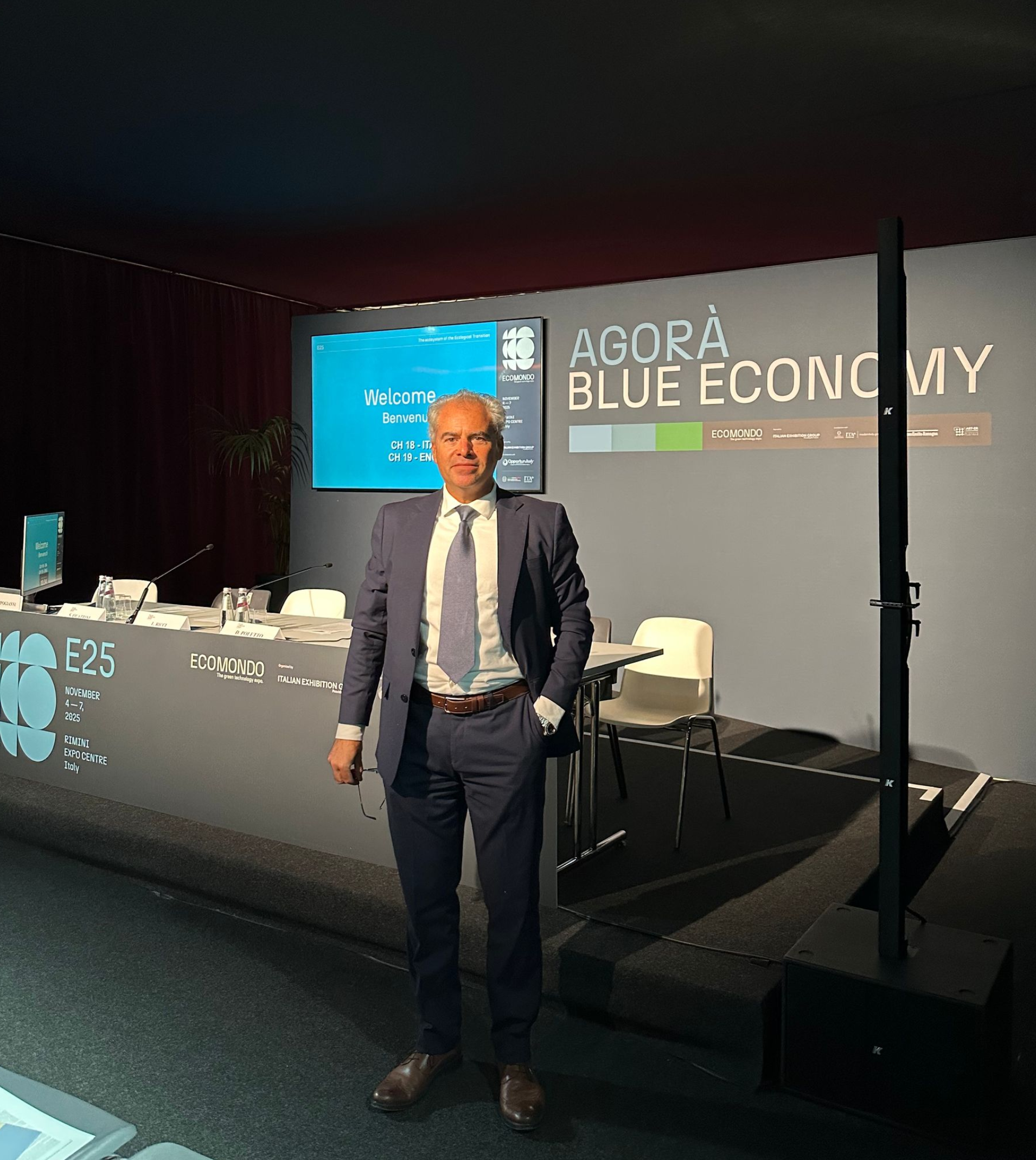 Ecomondo 2025 – Dove nasce il futuro della Blue Economy
Studioperizie presente all’Agorà per osservare da vicino idee e soluzioni per un mare più pulito, intelligente e sostenibile
Dal cuore dell’Agorà Blue Economy a Ecomondo 2025, è emerso un messaggio forte e chiaro: il mare non è un limite, ma una risorsa strategica per il nostro futuro ambientale, economico e sociale.
La partecipazione ha rappresentato per Studioperizie un’importante occasione per seguire da vicino i lavori, approfondire le tematiche più attuali e conoscere le iniziative promosse nel contesto della Mission Ocean & Waters dell’Unione Europea.
Tra i temi al centro dell’evento:
economia circolare applicata ai rifiuti marini,
tecnologie per la decarbonizzazione,
intelligenza ambientale al servizio degli ecosistemi.
Grazie a chi lavora ogni giorno per una sostenibilità che guarda al mare come futuro.
Presenziare a questi momenti di confronto è fondamentale per restare aggiornati e consapevoli delle sfide ambientali globali e delle soluzioni che si stanno costruendo a livello europeo.
La transizione blu è cominciata: informarsi, osservare e comprendere è il primo passo per contribuire, con competenza e responsabilità.
