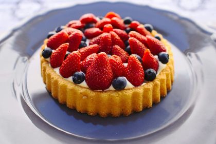 Pastel de manzana con corteza de celosía, pastel de calabaza, manzanas e ingredientes sobre una tabla de madera.