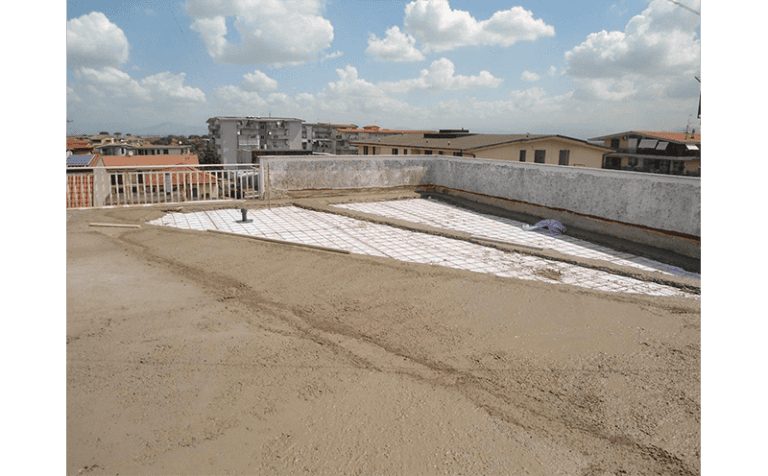 posa strato impermeabile per un tetto