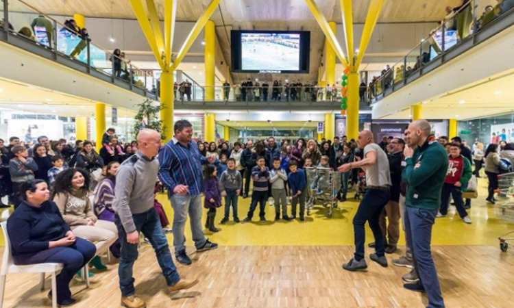 clienti di un centro commerciale ristrutturato