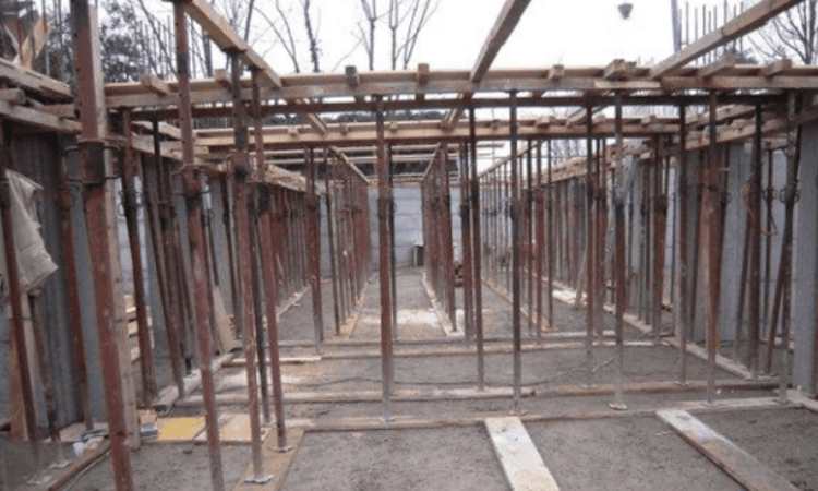 installazione di impalcatura per intervento edile