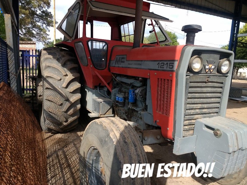 Tractor Massey Ferguson 1215 de color rojo, con frente gris, estacionado al aire libre y con el texto "BUEN ESTADO!!" superpuesto.