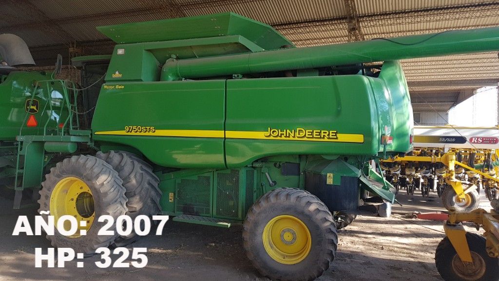 Cosechadora John Deere verde del año 2007, con motor de 325 HP, estacionada en interior.