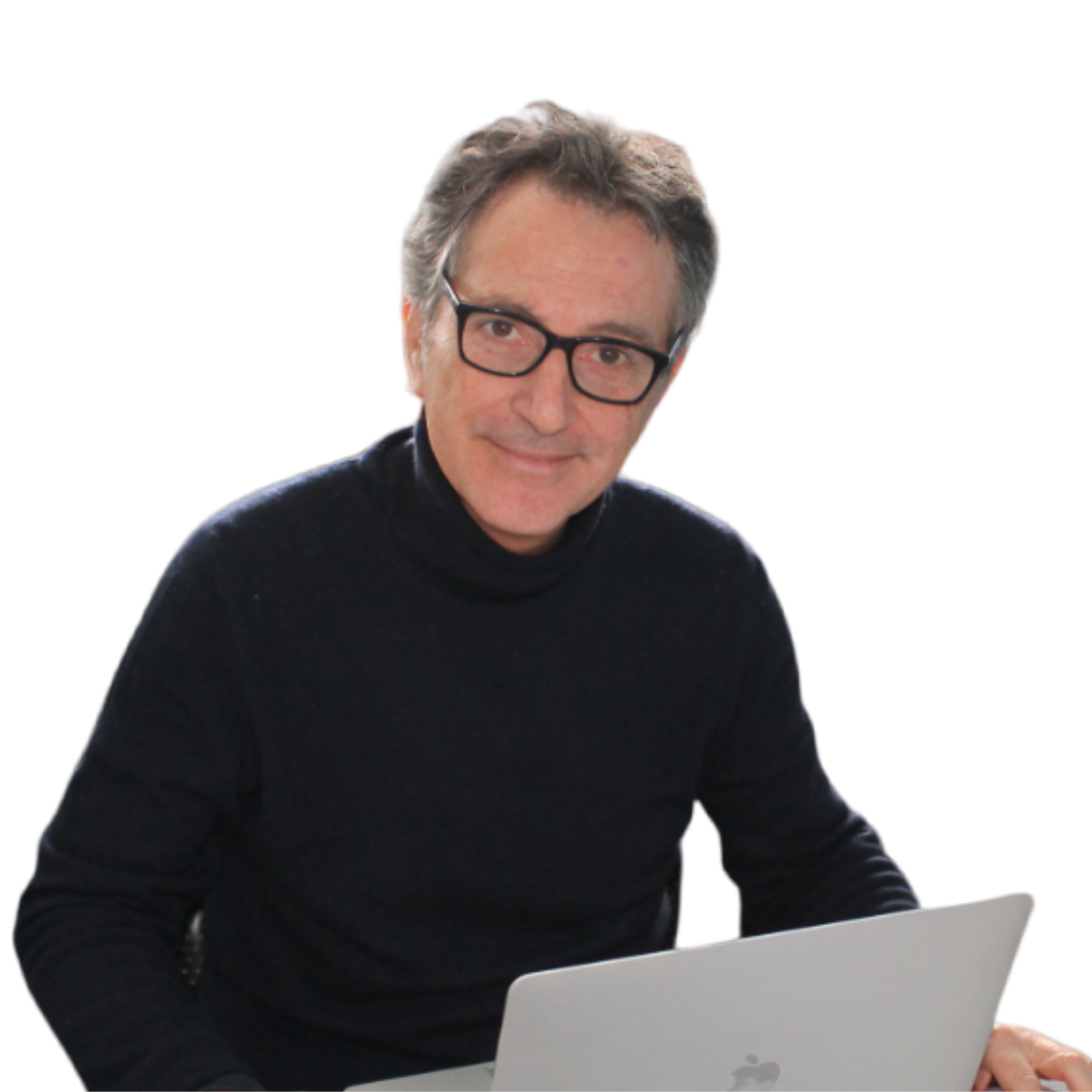 un uomo con gli occhiali è seduto davanti a un laptop