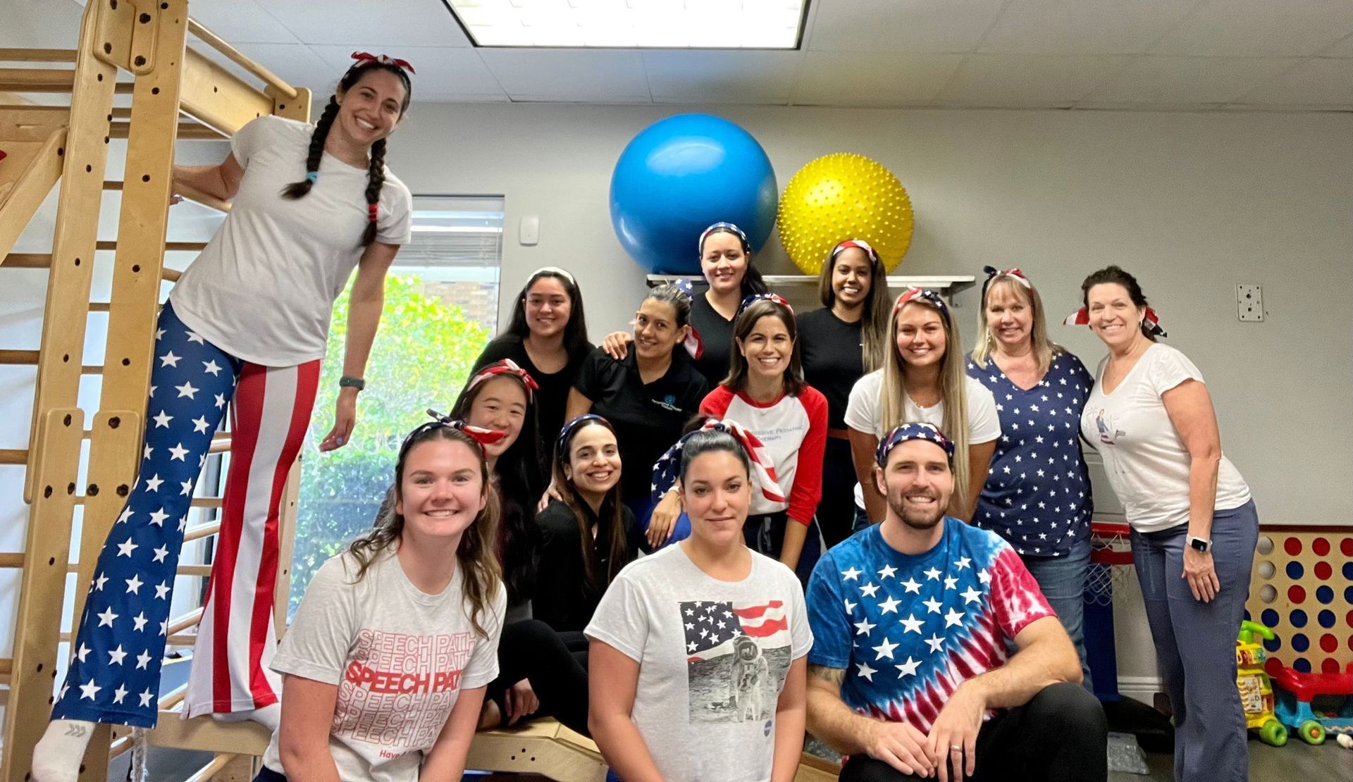 A group of people are posing for a picture in a gym.