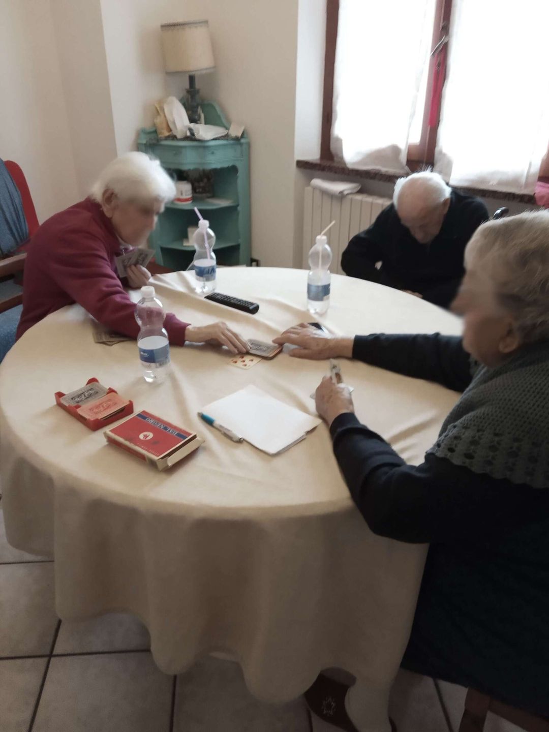 Anziane giocando a carte
