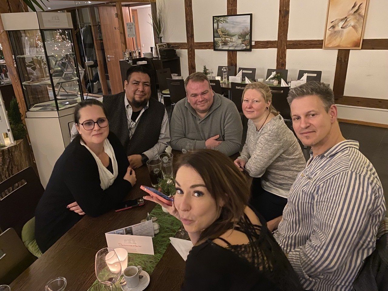 Unternehmer aus MOL sitzen am Tisch zur Weihnachtsfeier des Unternehmervereins Fredersdorf