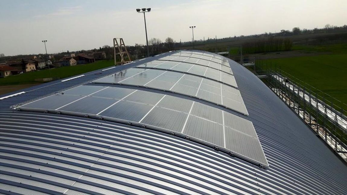 pannelli fotovoltaici sul tetto di un capannone