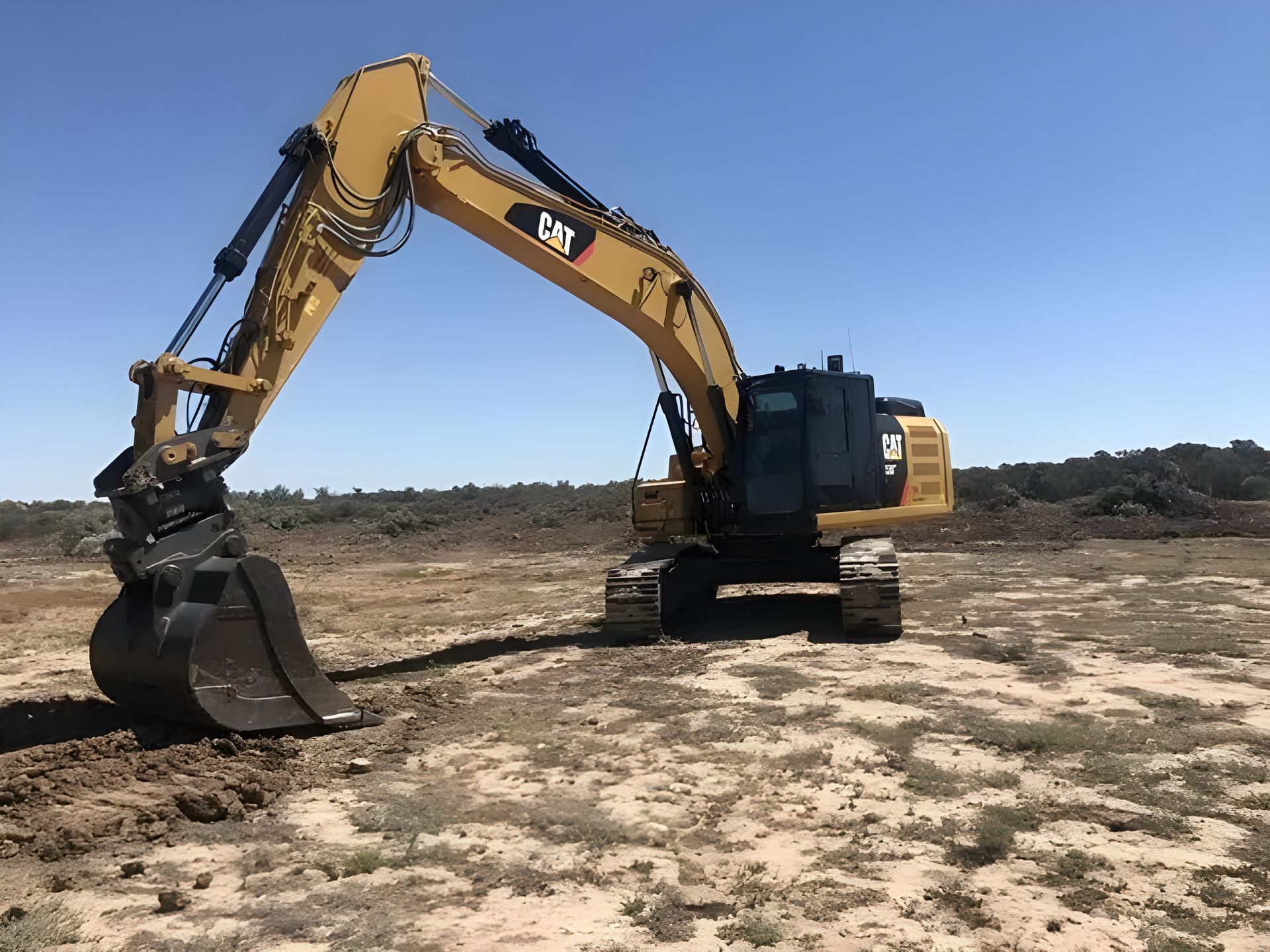 Excavator Parked in a Dry Field — Plant Operator Courses Port Stephens