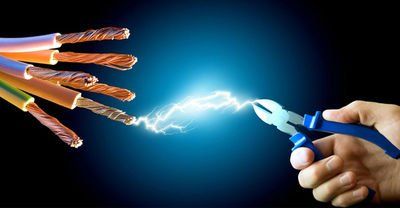 fili elettrici e pinze per impianti di illuminazione