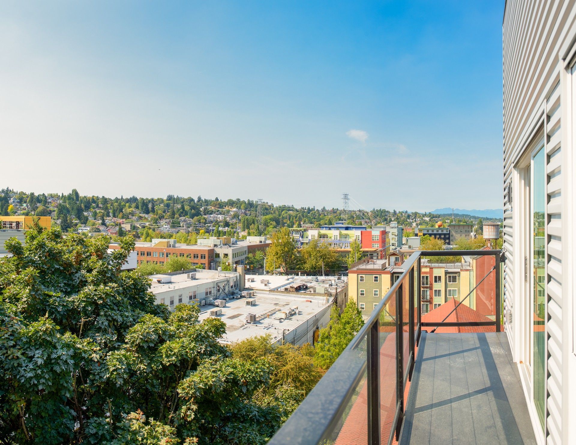 Photo of the view of the neighborhood seen from a balcony