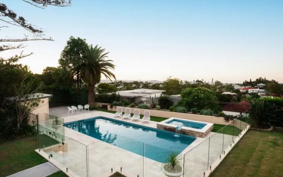 Side View Of Glass Pool Fencing