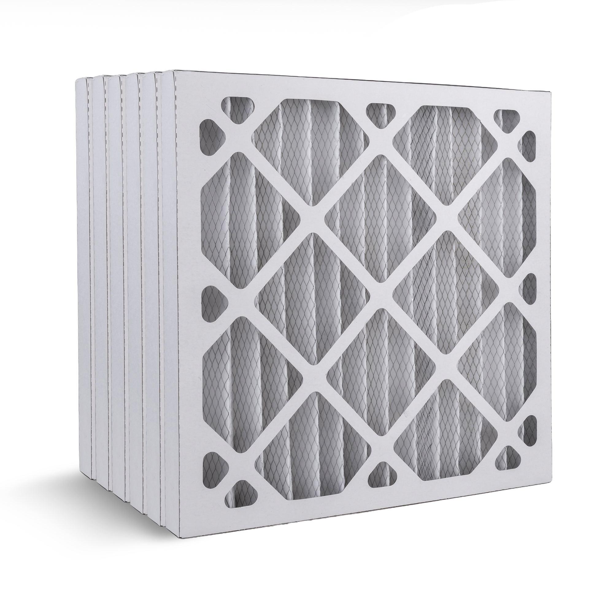 Filtro de aire plisado blanco con marco de rejilla de diamante gris, mostrado en ángulo sobre un fondo blanco.