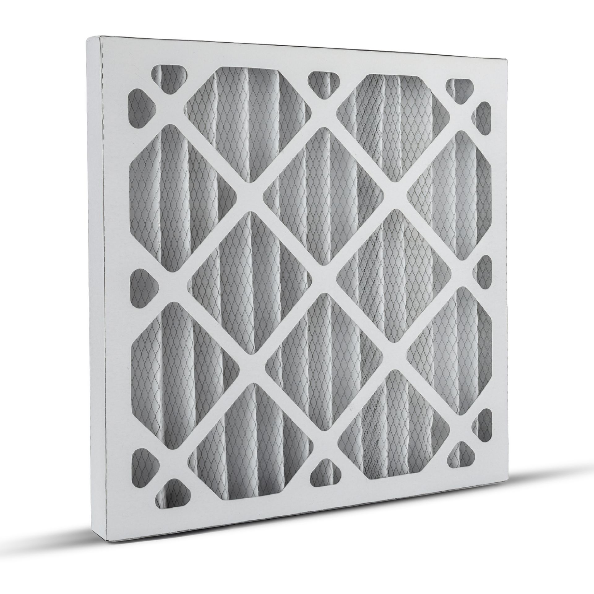 Filtro de aire HVAC blanco con un marco gris con patrón de diamante sobre un fondo blanco.