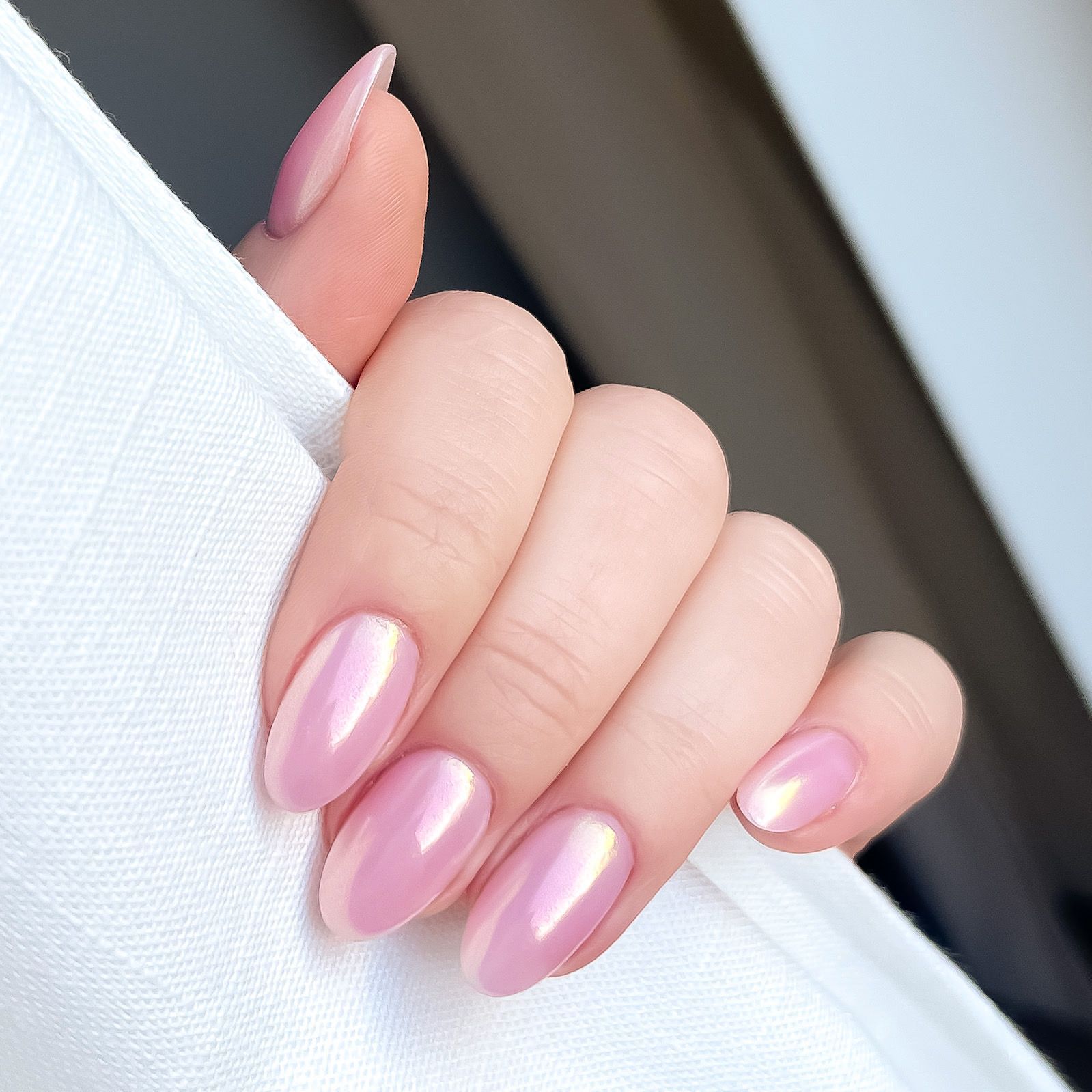 BIAB nagels met Chrome look gemaakt door de nagelstyliste in uithoorn. 