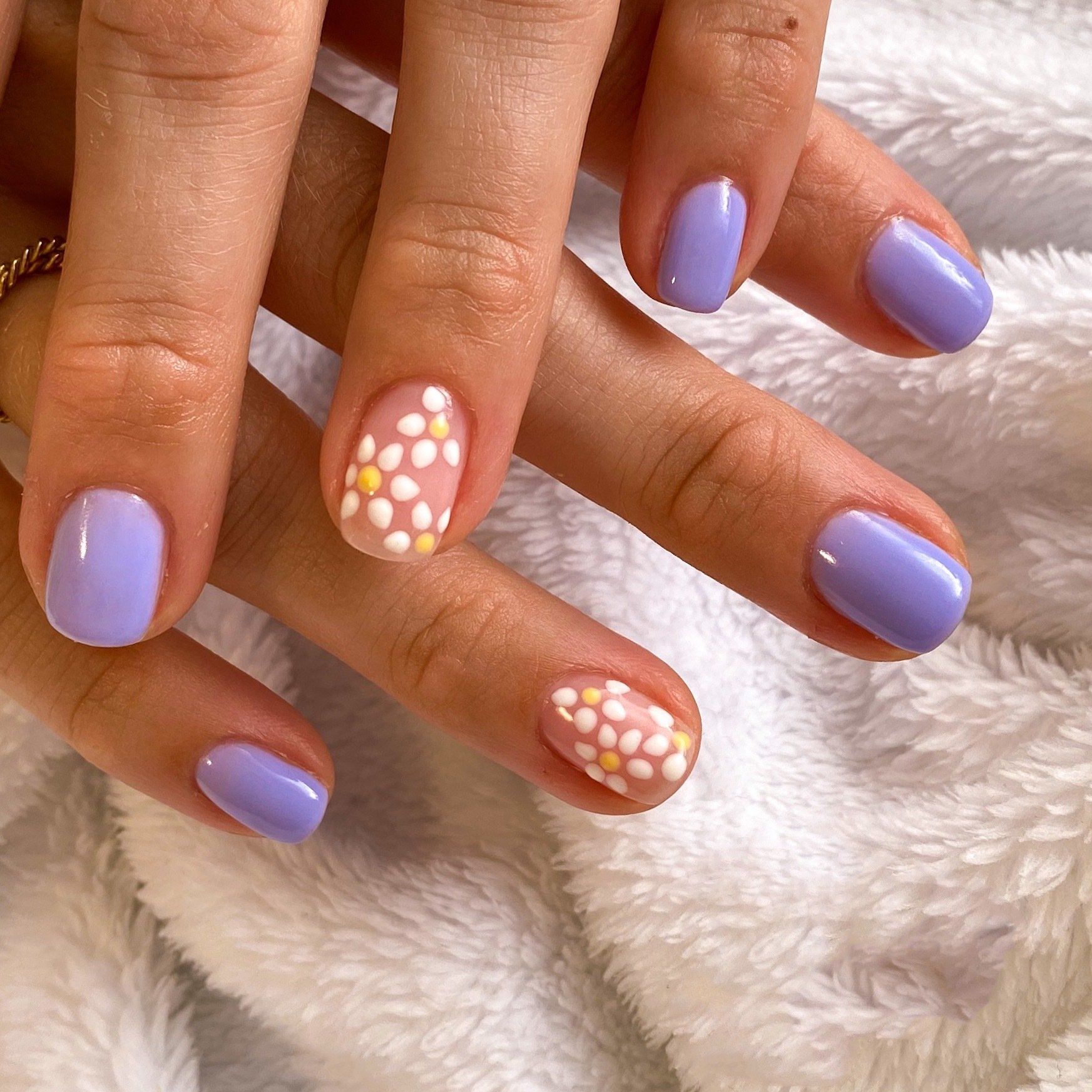 Kunstnagels afgelakt met gellak en nailart bloemen