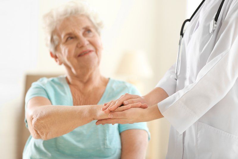 assistenza medica ad anziani