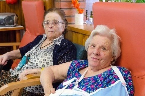 due ospiti del residence per anziani