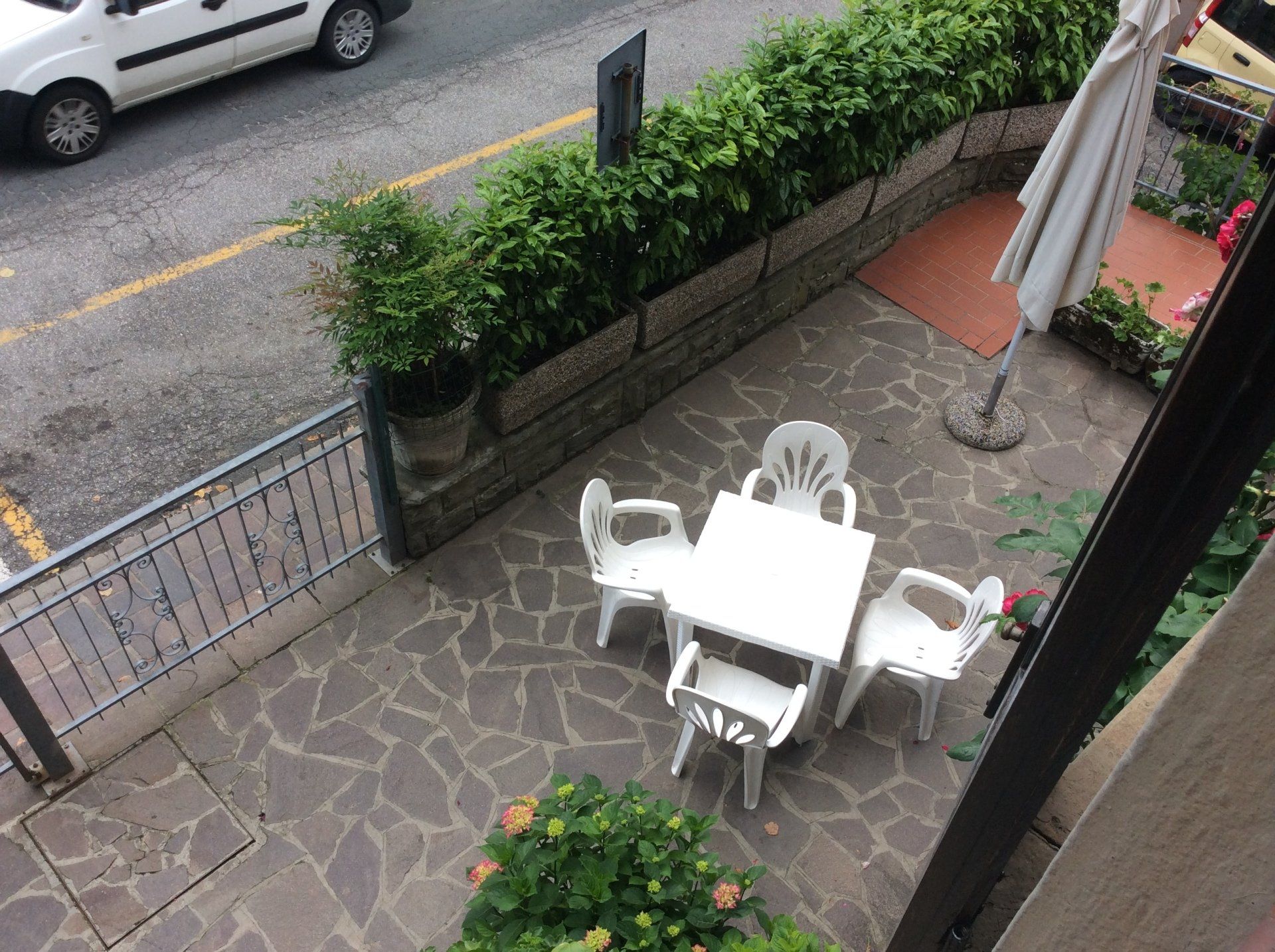 tavolo e sedie nel giardino della casa di riposo