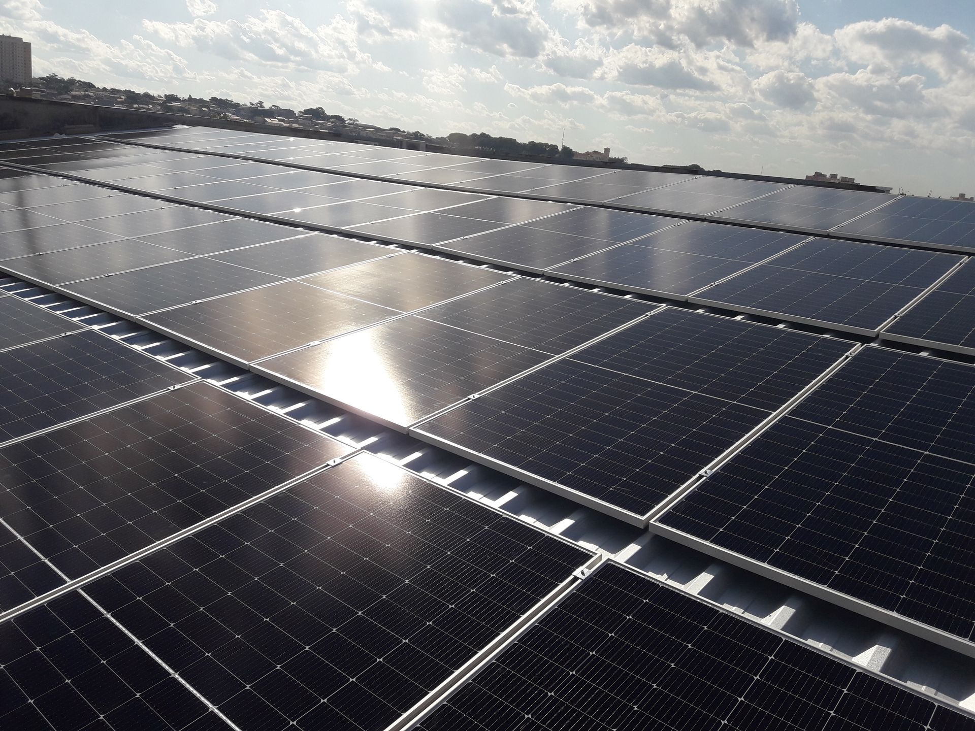 Uma fileira de painéis solares no topo de um edifício