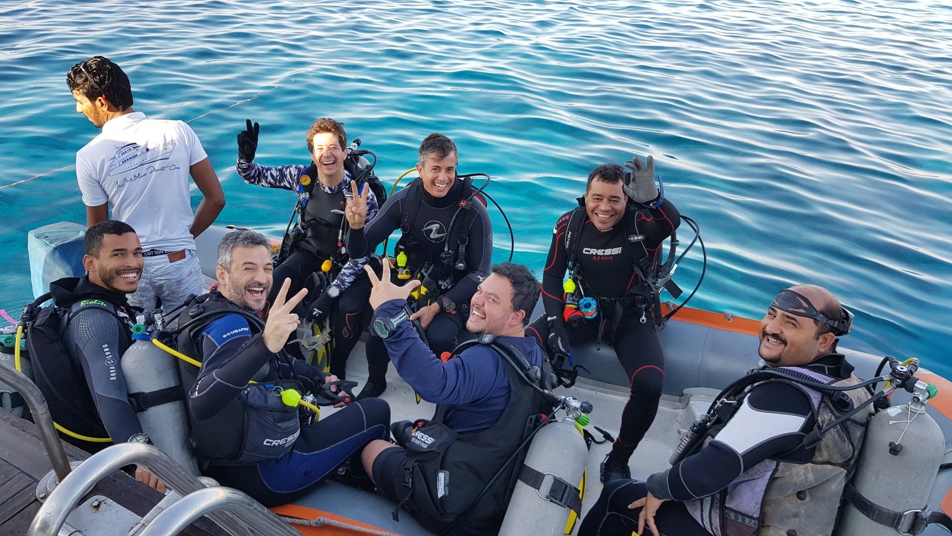 Alegria de mergulhadores do clube Toca do Mergulhando em mergulho no Egito