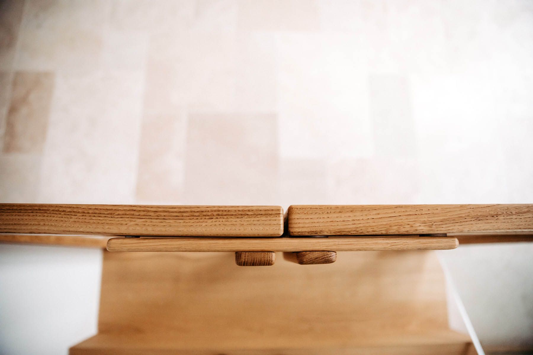 Holzbretter, die über einer tragenden Holzkonstruktion an einer gefliesten Wand befestigt sind.