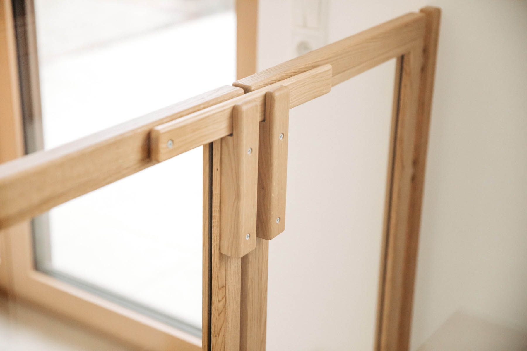 Holzfensterrahmen mit Holzverriegelung.