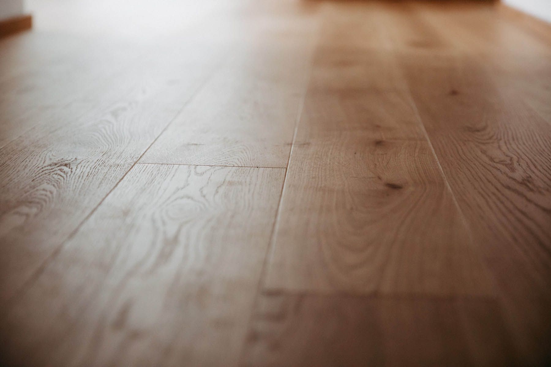 Holzboden, hellbraune Dielen mit sichtbarer Holzmaserung, Inneneinrichtung.