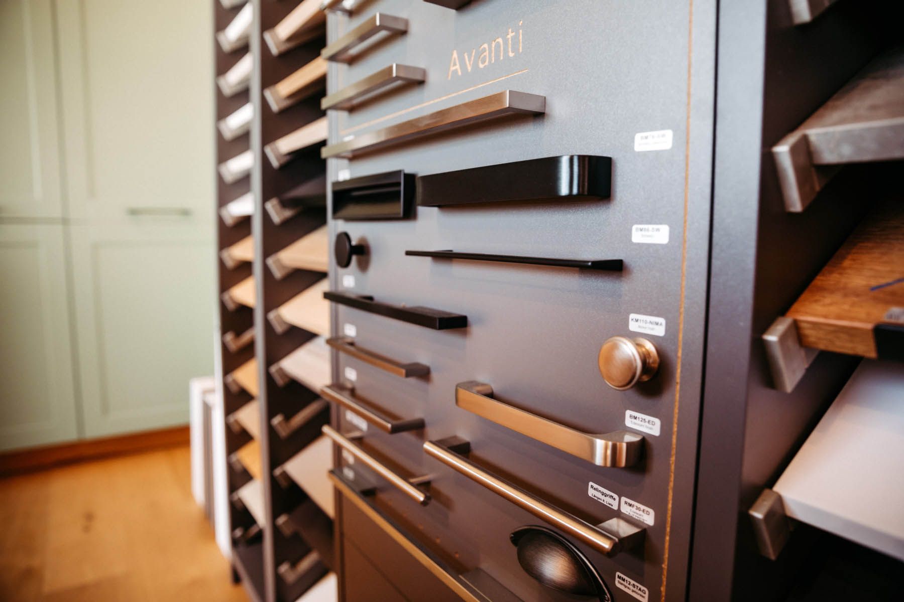 Ausstellung von Schrankbeschlägen in verschiedenen Stilen und Ausführungen; Inneneinrichtung.