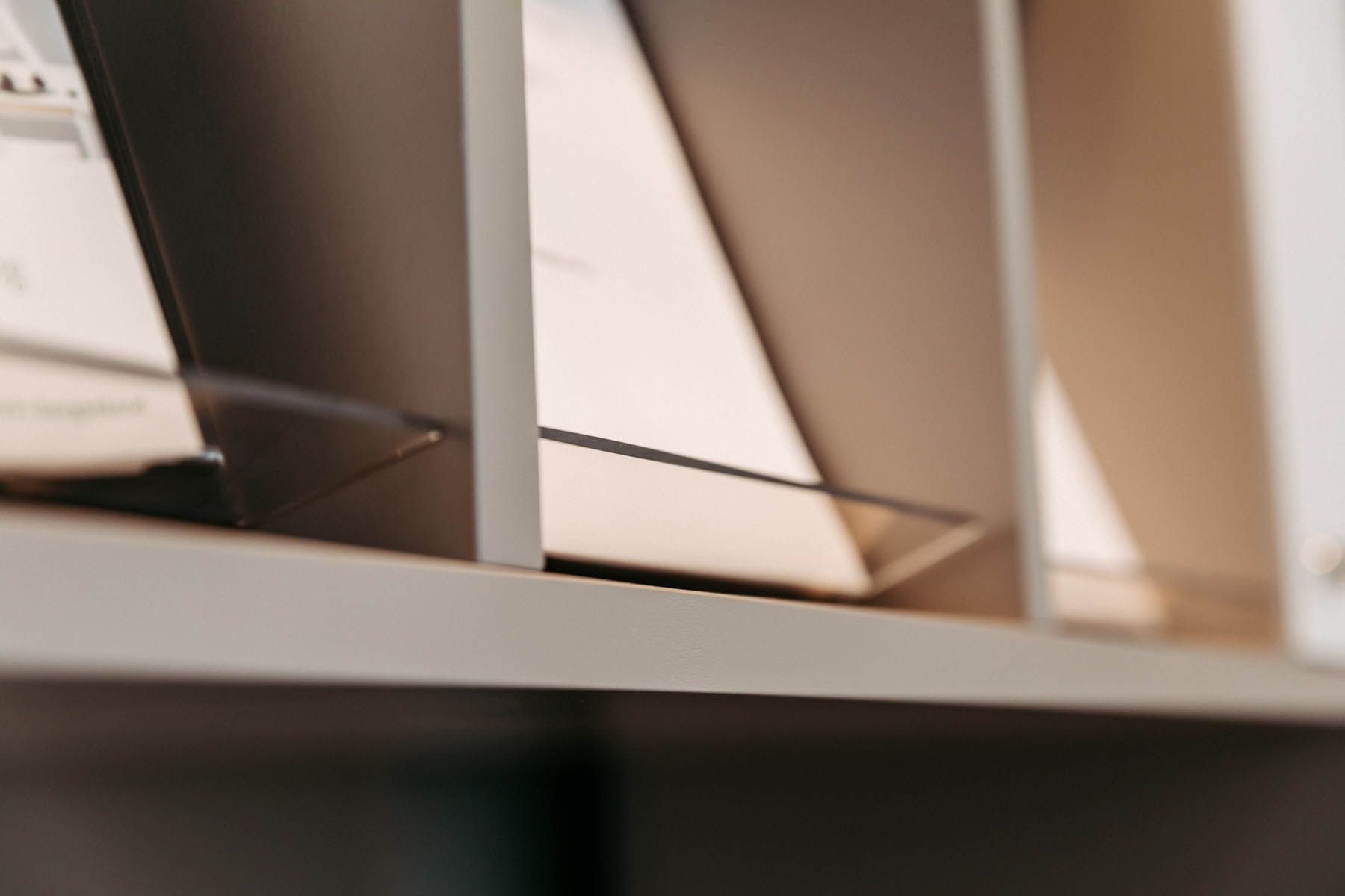 Weiße Regale mit hellen Papierdokumenten, schräg zur Präsentation.