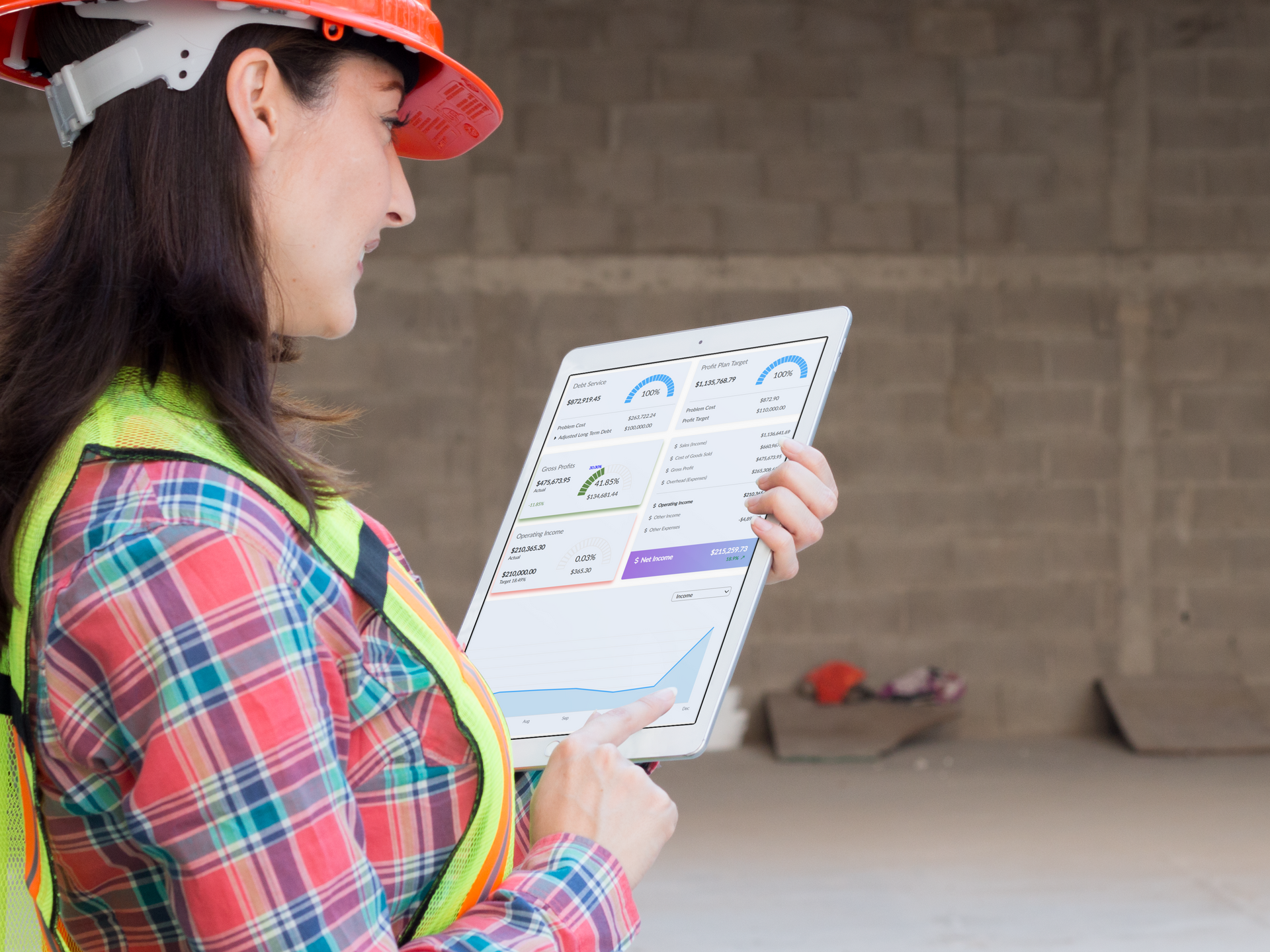 Foreman with tablet on site - construction business coaching and budgeting