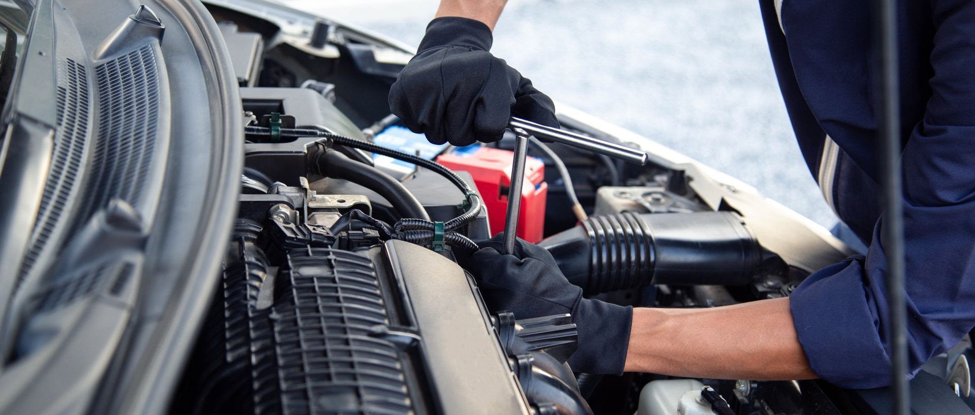 Professional mechanic working on the engine 