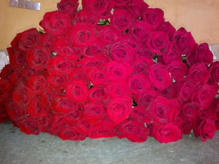 decorazione floreale con rose rosse