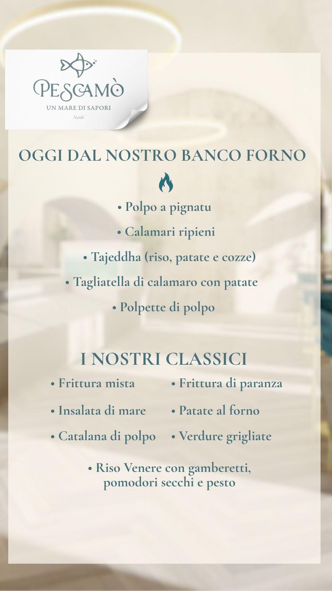 Pasta ai frutti di mare con gamberi, cozze, polpo, pomodori ed erbe aromatiche su un piatto bianco.