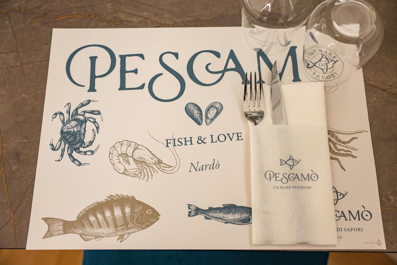 Pasta ai frutti di mare con gamberi, cozze, polpo, pomodori ed erbe aromatiche su un piatto bianco.