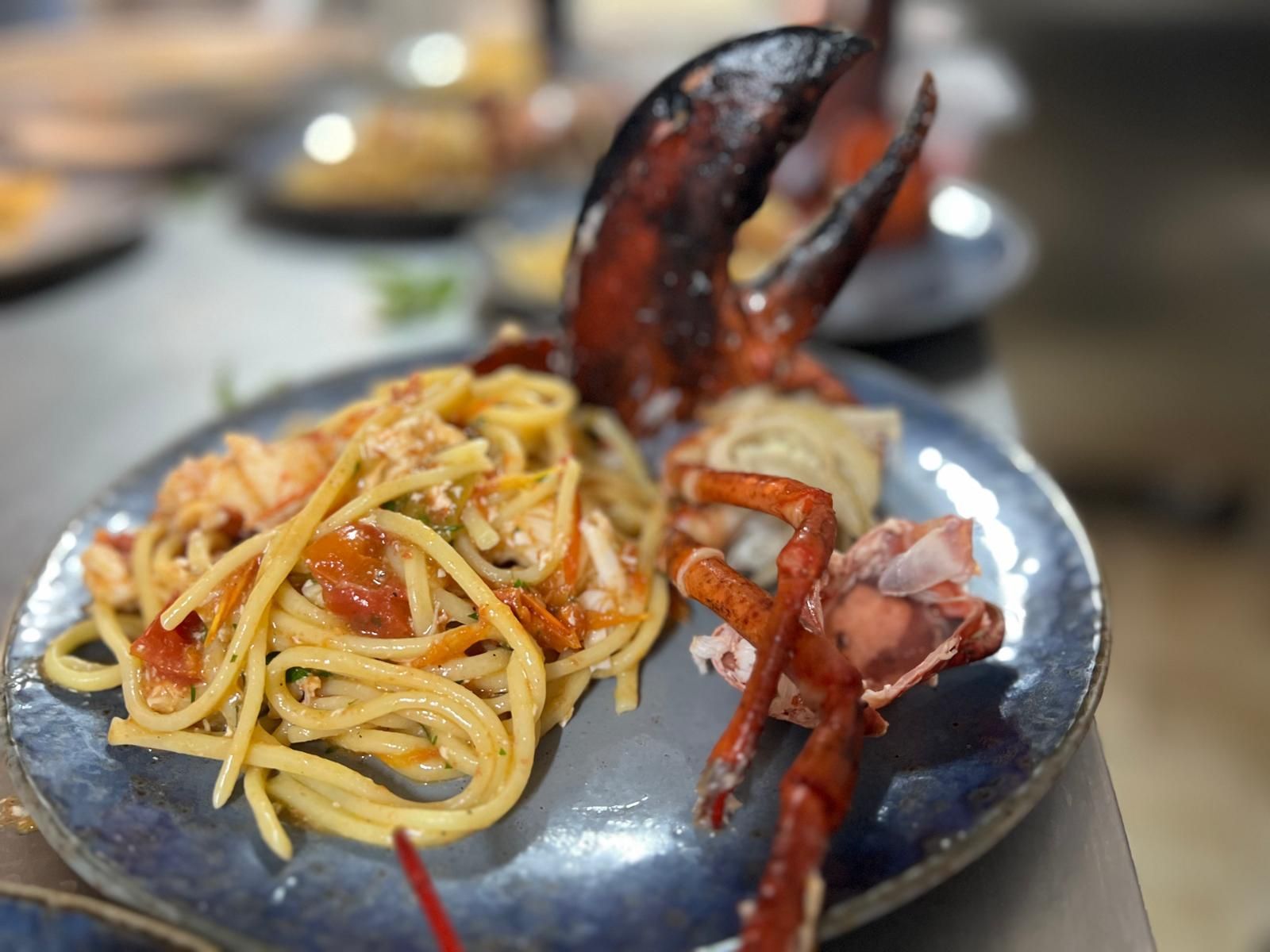 Tranci di pesce alla griglia con pomodorini, limone e insalata.