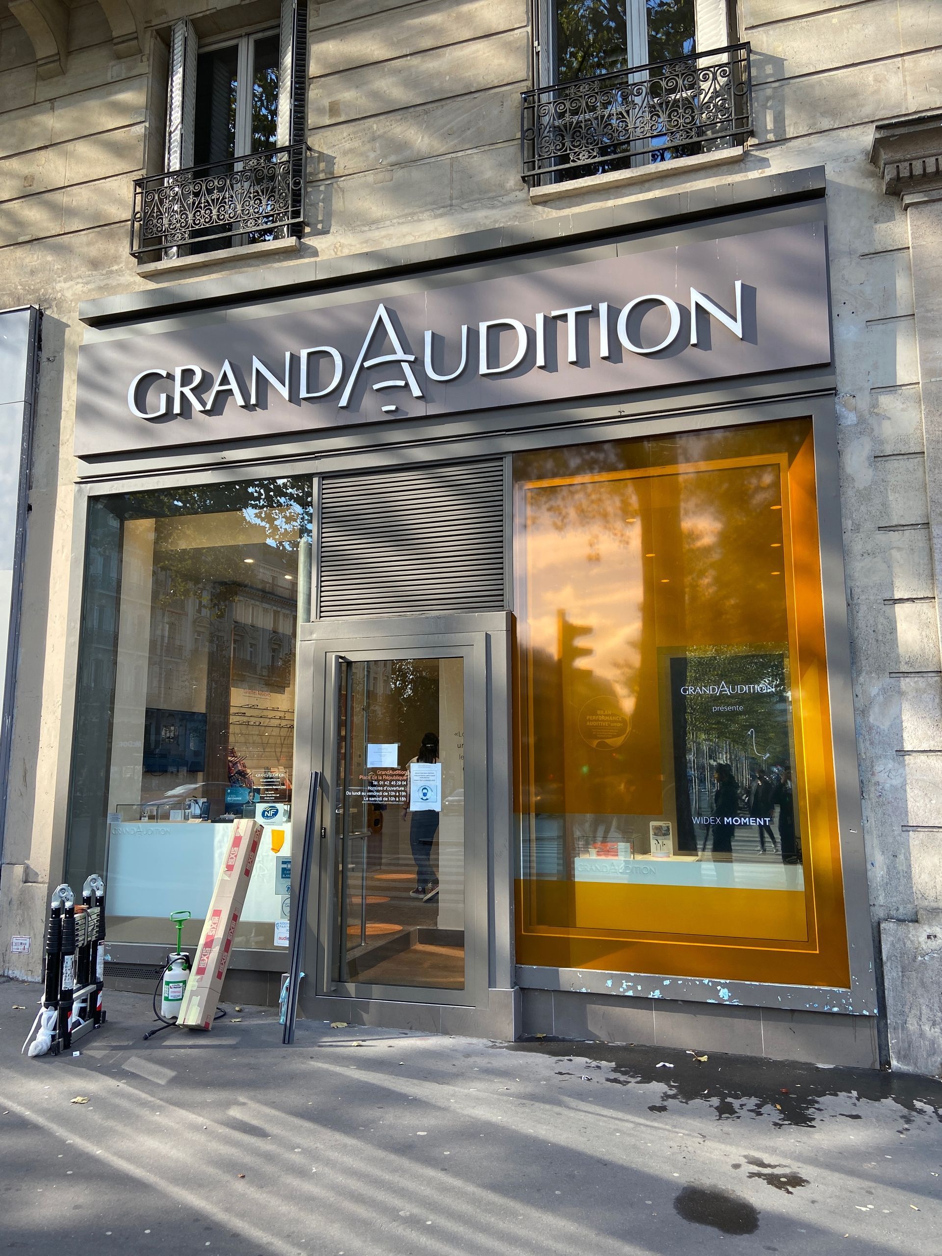 Adhésif découpé sur vitrine