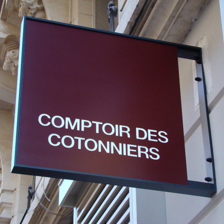 Enseigne drapeau comptoir des cotonniers