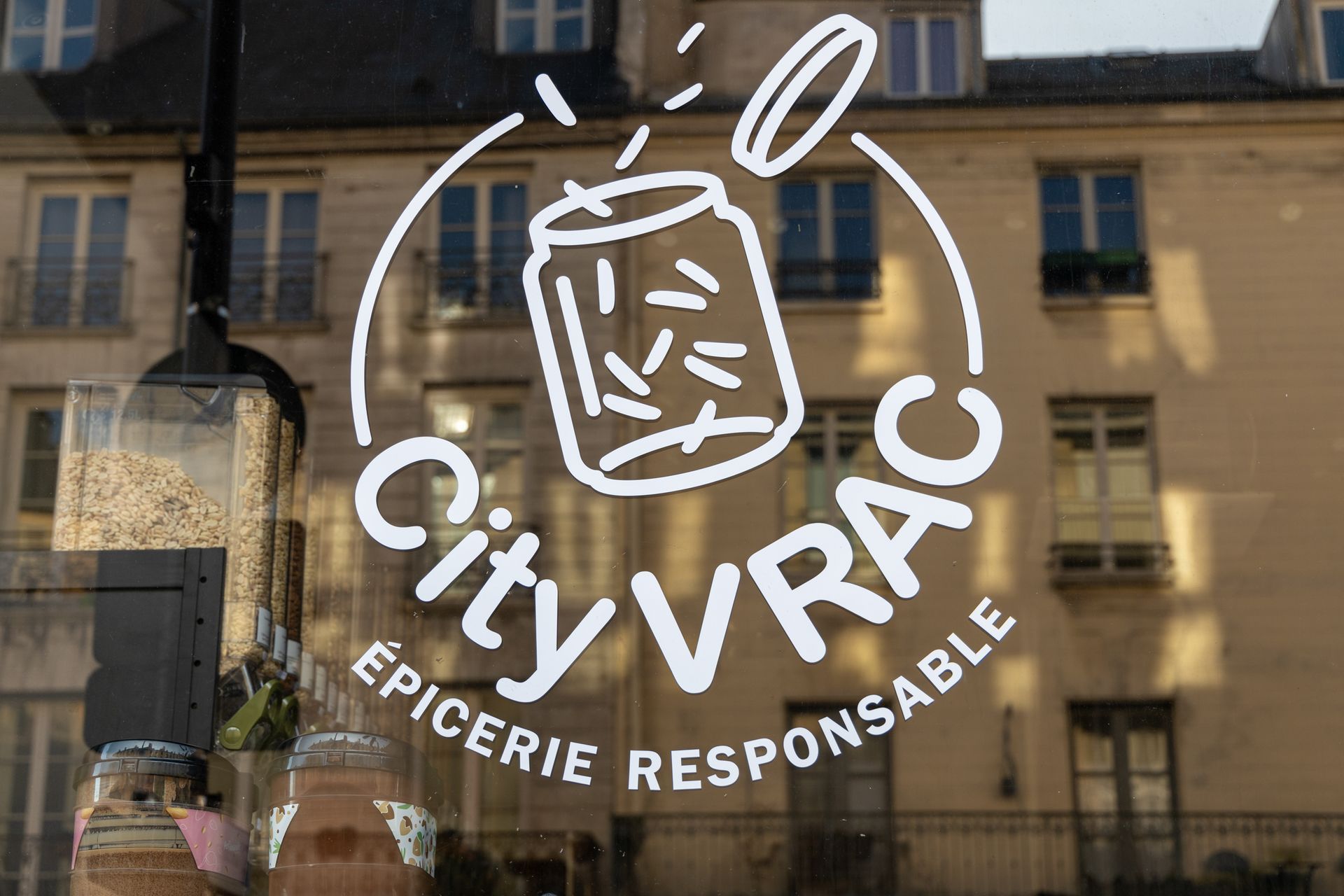 Adhésif découpé sur vitrine