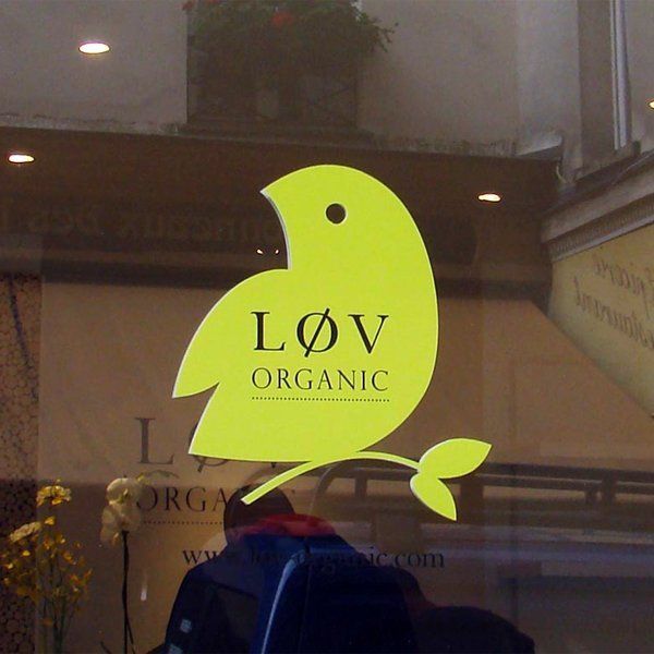 Adhésif découpé sur vitrine