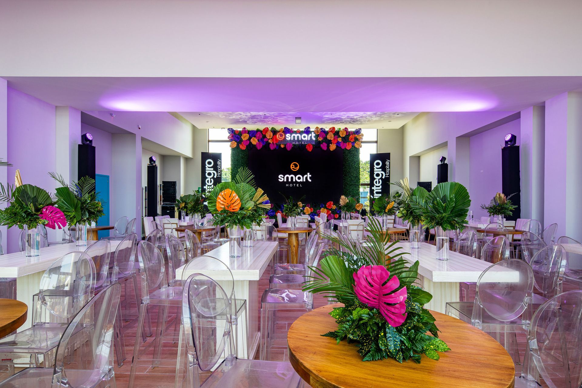 Salones amplios y equipados para reuniones y eventos