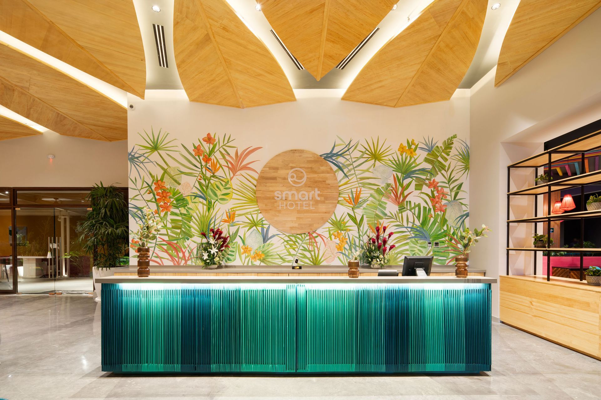 Lobby del hotel en Santa Lucía Cotzumalguapa con diseño moderno y acogedor para recibir a los huéspedes.