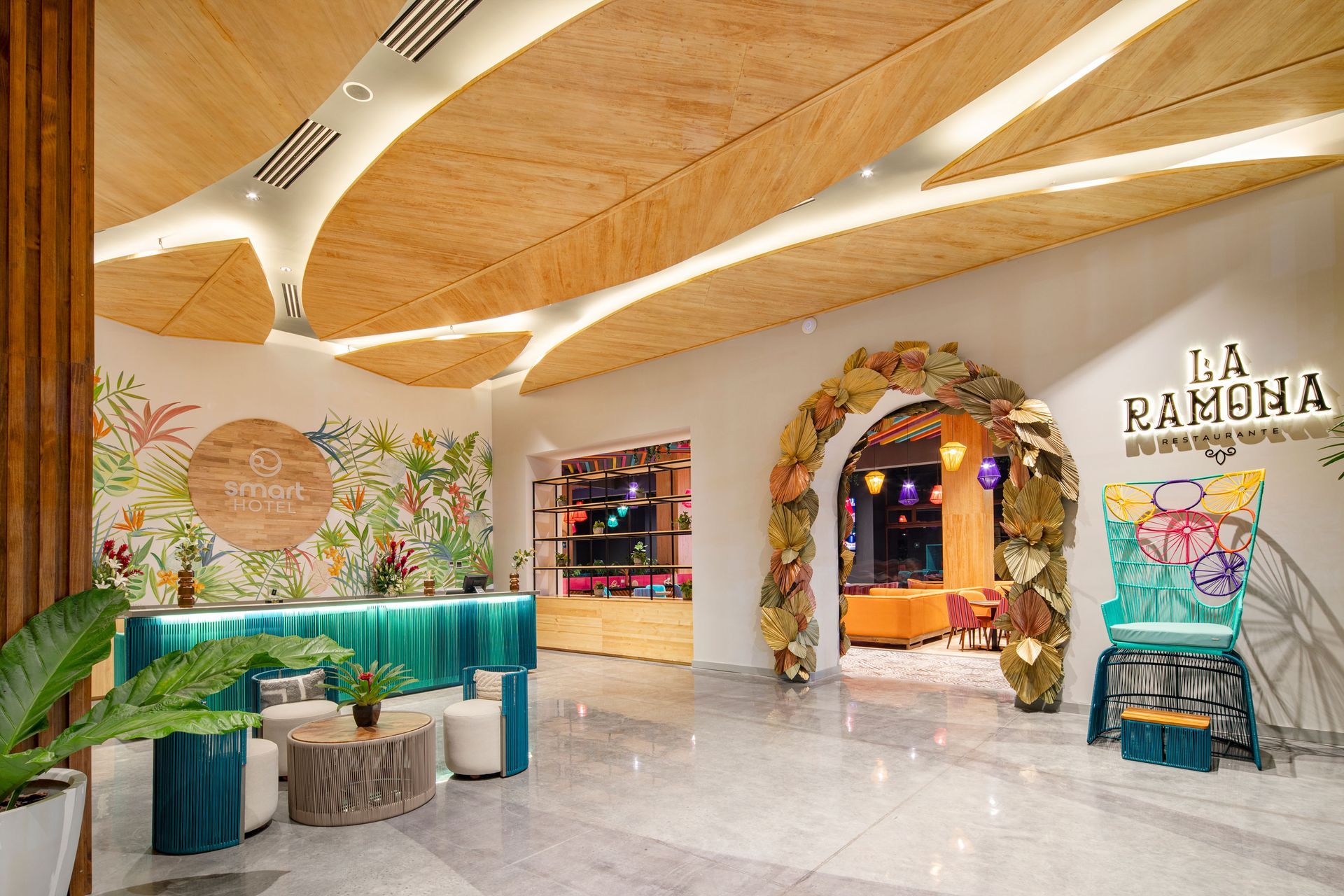 Vista del área principal del lobby en el hotel de Santa Lucía Cotzumalguapa, destacando su elegancia y funcionalidad.