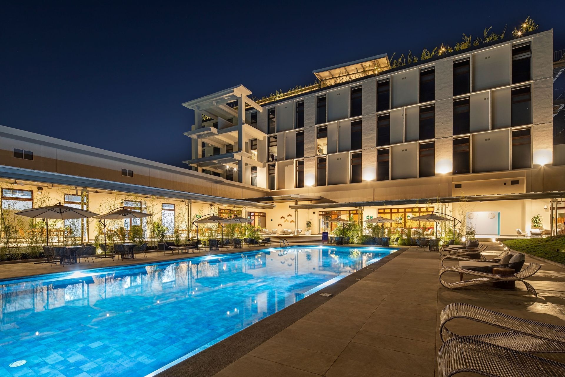 Piscina al aire libre en el hotel de Santa Lucía Cotzumalguapa, ideal para relajarse y disfrutar del clima tropical.