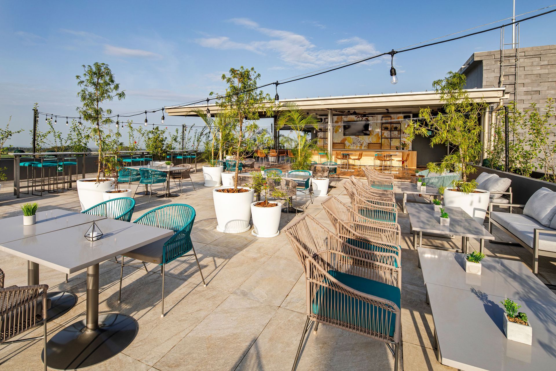 Espacio al aire libre con vistas impresionantes, perfecto para relajarse.