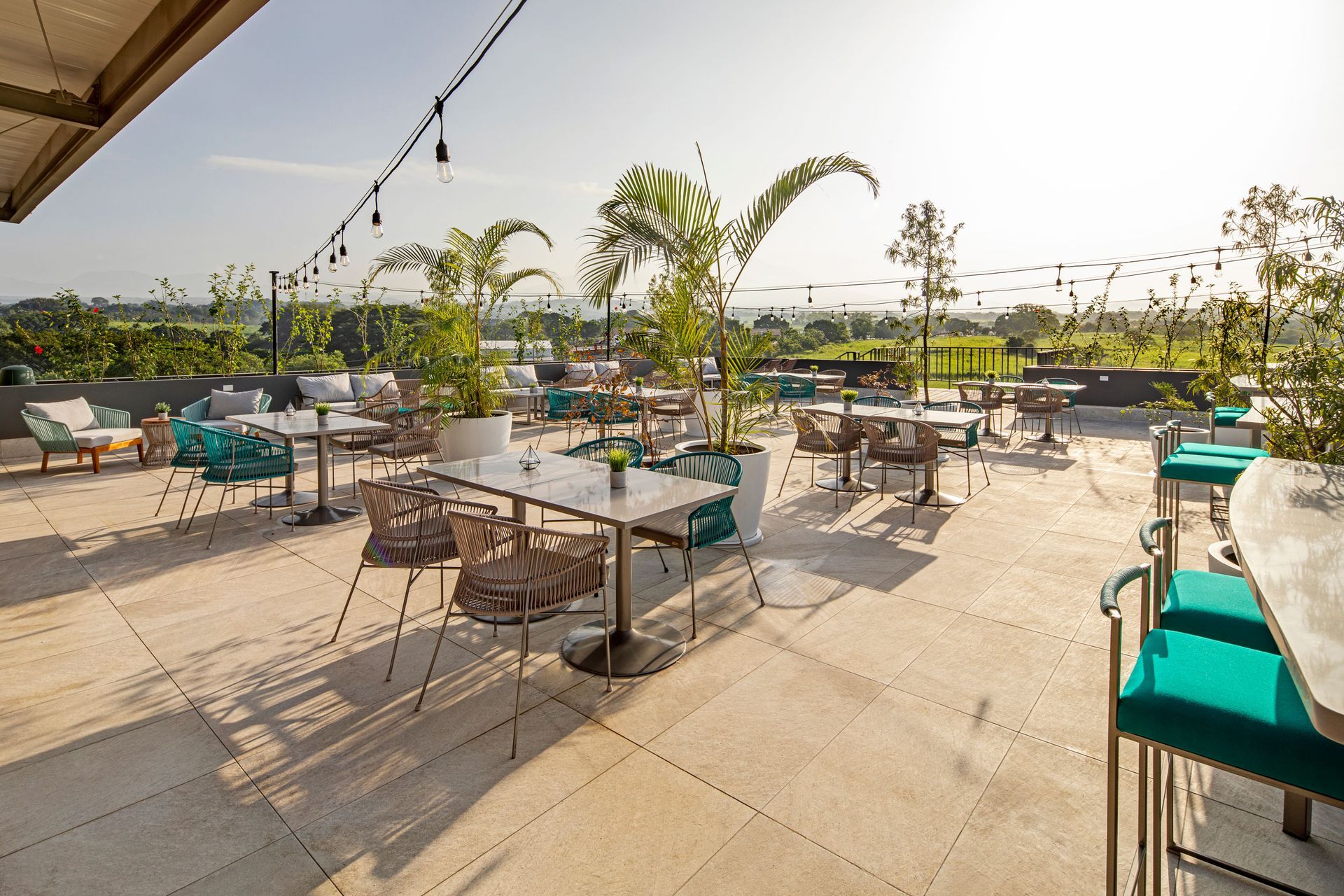 Interior del restaurante La Ramona con ambiente sofisticado y menú variado en Santa Lucia Cotzumalguapa