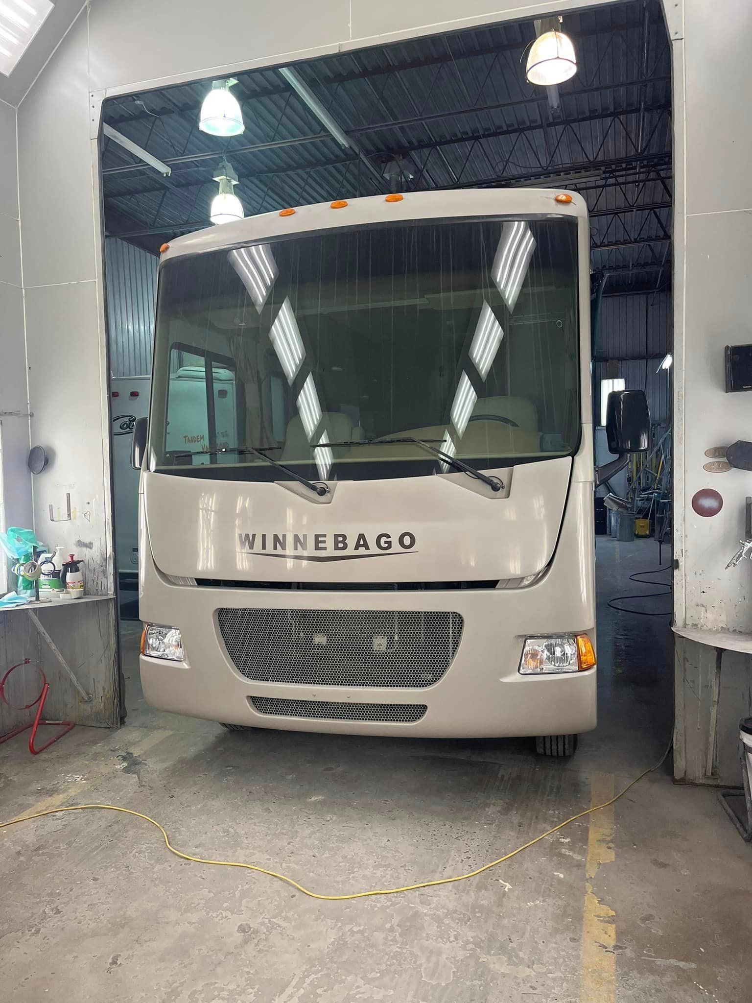 Un camping-car blanc est garé dans un garage.