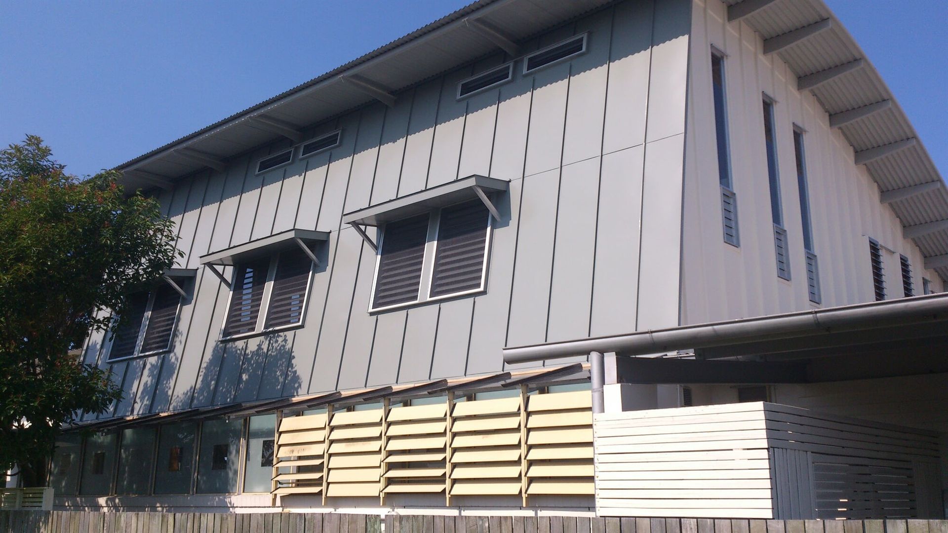 Wall Cladding in Angle Standing Seam System in Light Grey Novelis Falzonal