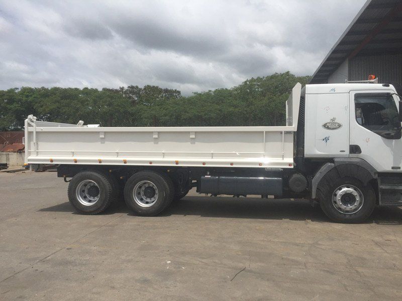 white truck with flat bed