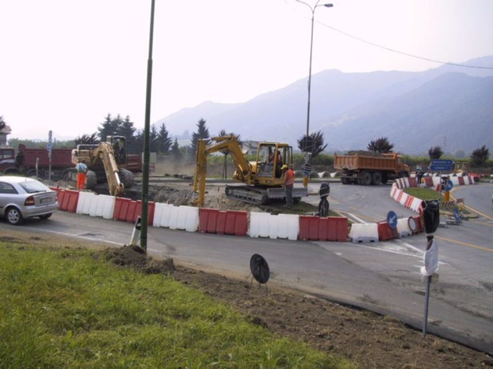 lavori stradali per la realizzazione di un collettore fognario